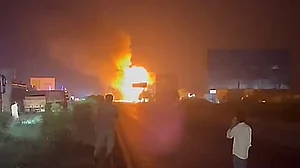 जयपुर-अजमेर हाईवे पर बड़ा हादसा, सिलेंडर से भरे ट्रक में लगी आग, एक के बाद एक कई धमाके, 1 शख्स की मौत