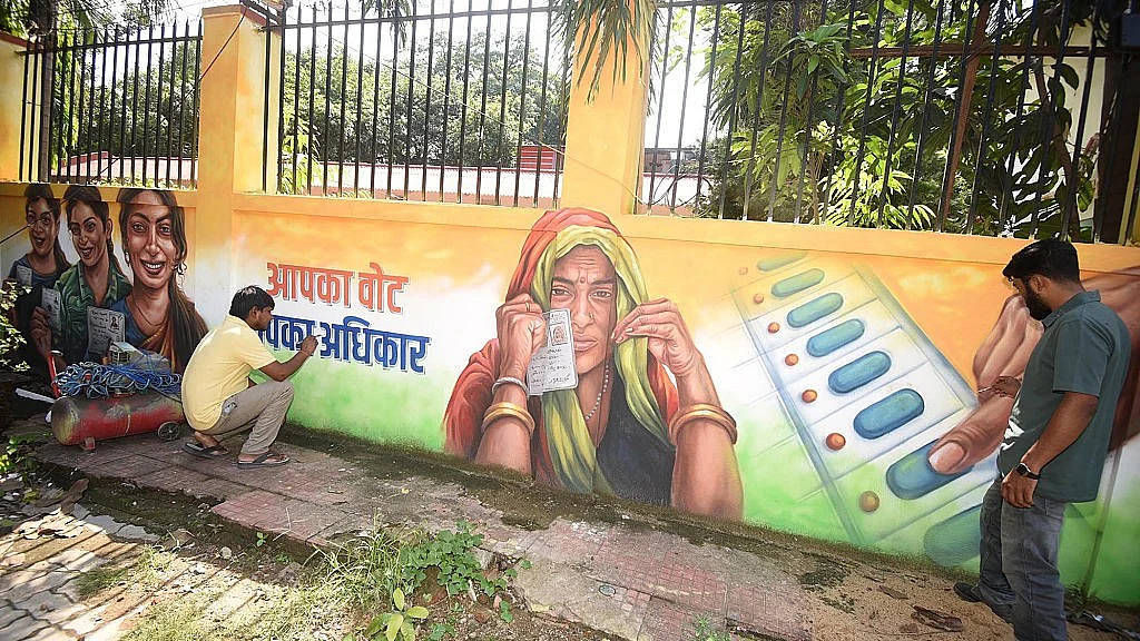 जूता फेंका दिल्ली में, आवाज गूंजी बिहार में