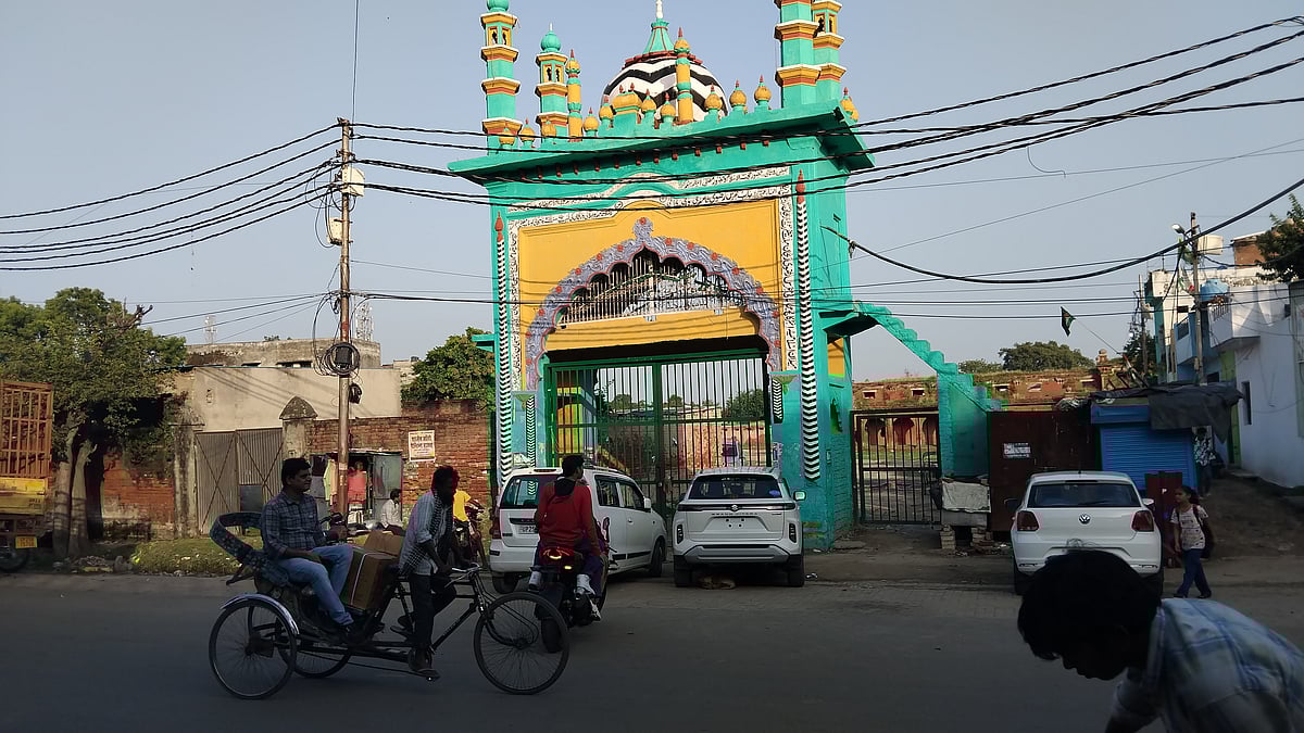 इस्लामिया इंटर कॉलेज के गेट पर ताला है, इसी कॉलेज के मैदान पर धरने का बुलावा दिया गया था (फोटो - प्रभात सिंह)