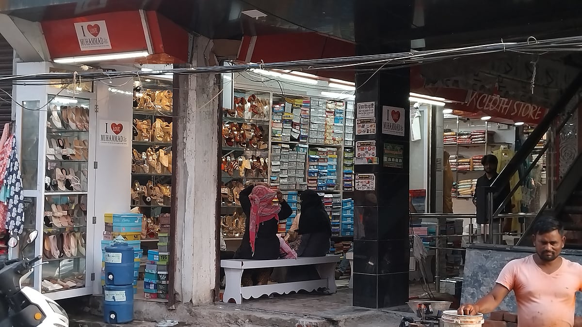 बरेली में दफ़्तर, दुकान, बाज़ार सब अपने ढर्रे पर हैं, मगर वह रौनक़ नज़र नहीं आती, जो इस शहर का किरदार है। (फोटो - प्रभात सिंह)
