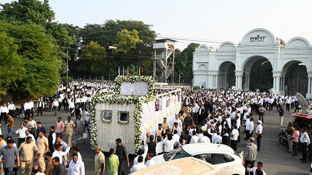 तस्वीर सुब्रत राय सहारा की अंतिम यात्रा के समय लखनऊ स्थित सहारा शहर की है (फोटो - Getty Images)