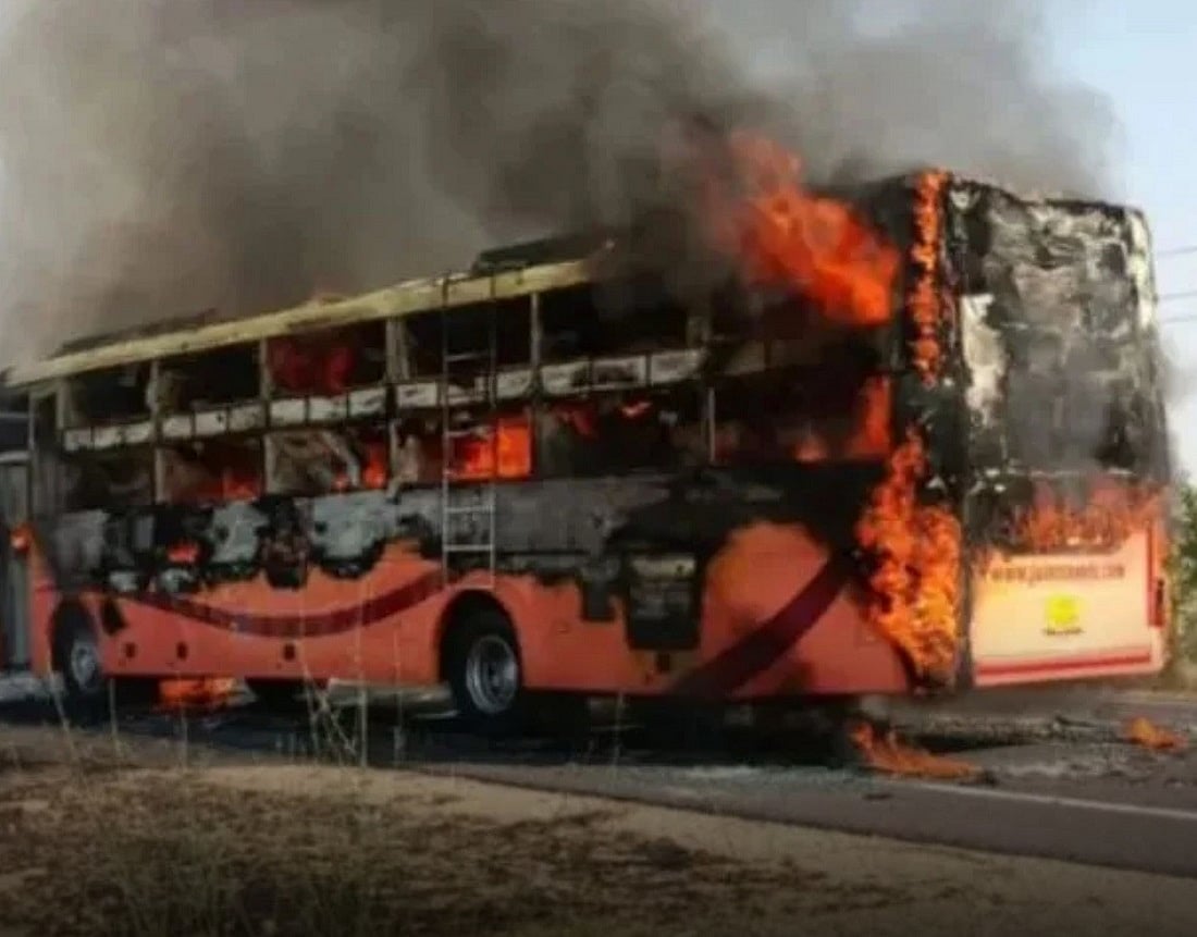 राजस्थान के जैसलमेर में बड़ा हादसा, चलती बस में लगी आग, 20 लोग जिंदा जले, कई यात्री झुलसे