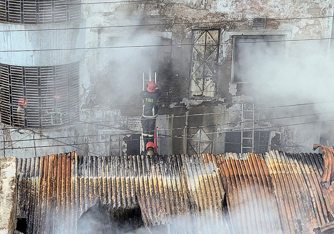 बांग्लादेश में रसायन गोदाम और कपड़ा कारखाने में लगी भीषण आग, 16 लोगों की मौत, कई लोग झुलसे