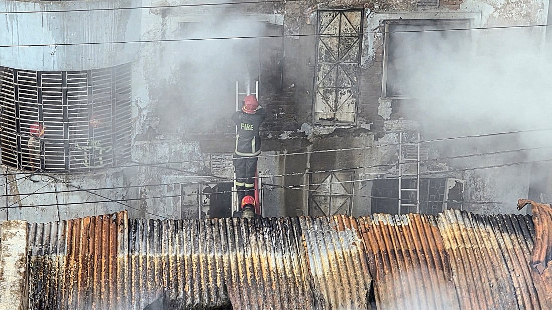 बांग्लादेश में रसायन गोदाम और कपड़ा कारखाने में लगी भीषण आग, 16 लोगों की मौत, कई लोग झुलसे