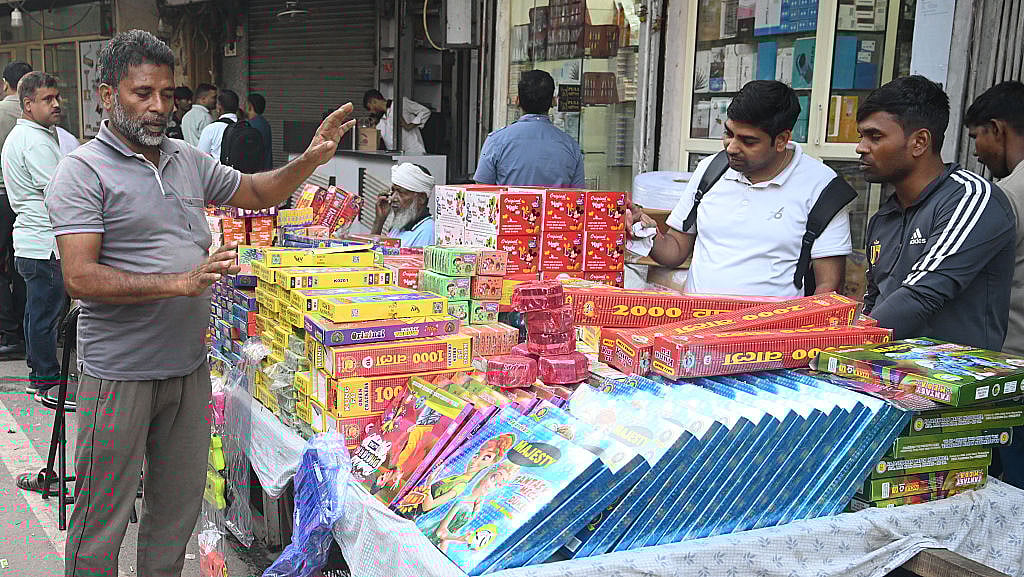 राजधानी दिल्ली के जामा मस्जिद इलाके में सड़क किनारे पटाखों की दुकानें सजी हुई हैं। पटाखों को ग्रीन बताया जा रहा है, लेकिन इनकी निगरानी या जांच करने का कोई तरीका नहीं दिखता (फोटो : Getty Images)