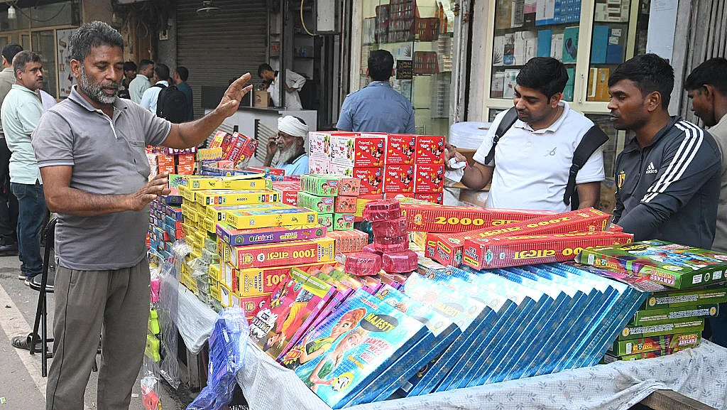 छलावा भर ही हैं ग्रीन पटाखे: इस दिवाली फिर प्रदूषण से धुआं-धुआं होगा दिल्ली-एनसीआर !