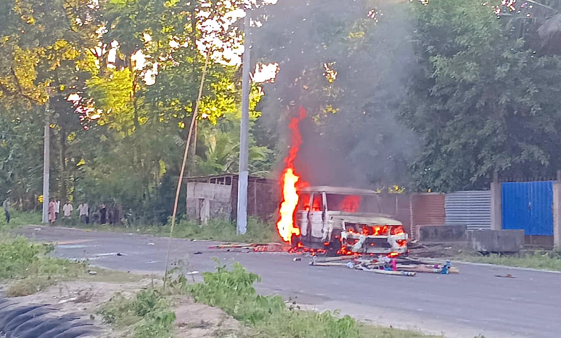 जुबीन गर्ग केस: आरोपियों को लाते ही बक्सा जेल के बाहर हिंसक हुई भीड़, आगजनी तोड़फोड़ के बाद निषेधाज्ञा लागू