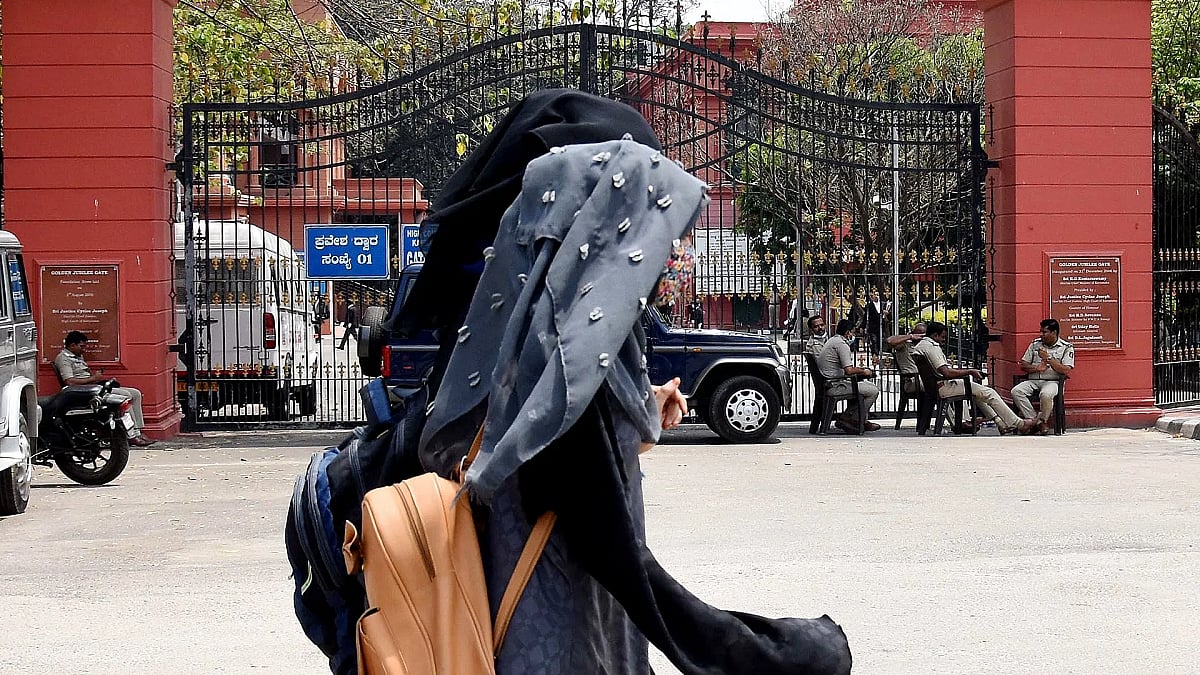 केरल: हिजाब विवाद के बाद छात्रा के पिता ने कहा- किसी दूसरे स्कूल में दाखिला लेगी मेरी बेटी