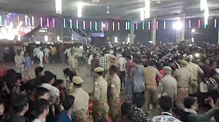 यूपी: बाराबंकी में देवा मेले में भीड़ बेकाबू होने से अफरा-तफरी, टूटी कुर्सियां, पुलिस ने भीड़ पर की कार्रवाई