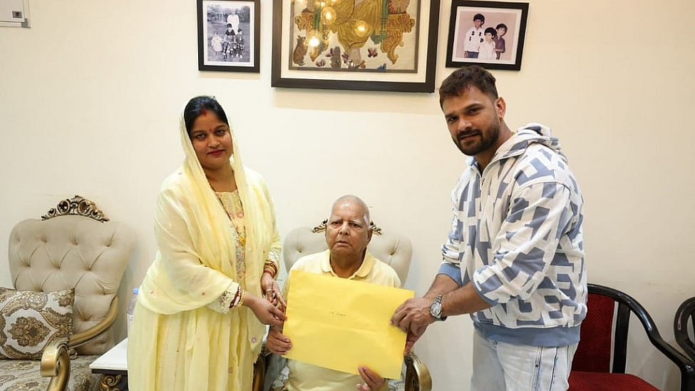 नाव में एंट्री के साथ सामने आया खेसारी का दबंग अवतार और कभी चाय की दुकान पर बर्तन धोते थे ओम पुरी