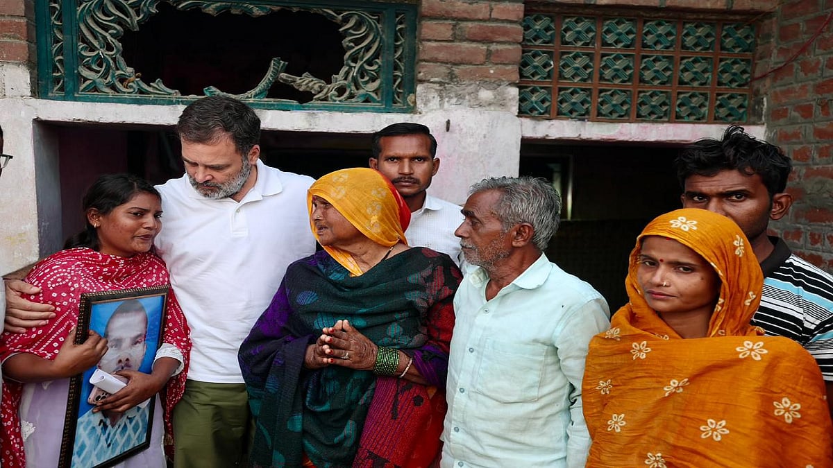 UP: वाल्मीकि परिवार से मिले राहुल गांधी, मदद का दिया भरोसा, मामले की जांच कर दोषियों को सख्त सजा देने की मांग की