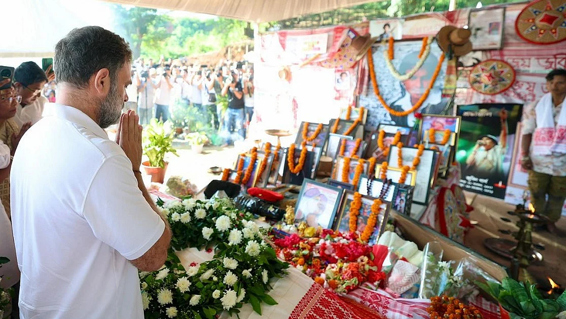 राहुल गांधी ने गुवाहाटी में जुबिन गर्ग को दी श्रद्धांजलि, परिवार से मिले, बोले- जल्द सच्चाई सामने आनी चाहिए