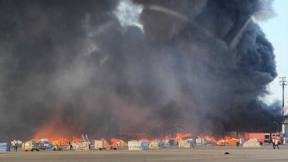 ढाका एयरपोर्ट के कार्गो टर्मिनल में लगी आग, पूरा एरिया जलकर खाक, जहरीली गैस फैलने का खतरा, सभी उड़ानें स्थगित