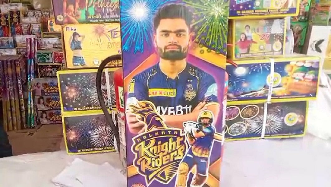 अलीगढ़ में क्रिकेटर 'रिंकू सिंह' और 'ऑपरेशन सिंदूर' नाम से पटाखों की धूम, जमकर खरीदारी कर रहे लोग