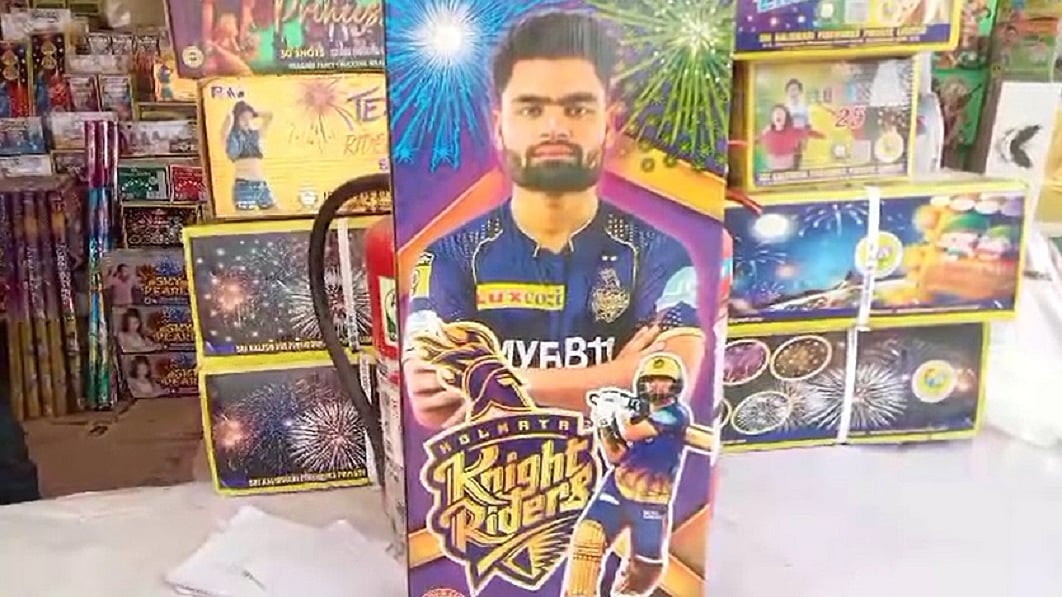 अलीगढ़ में क्रिकेटर 'रिंकू सिंह' और 'ऑपरेशन सिंदूर' नाम से पटाखों की धूम, जमकर खरीदारी कर रहे लोग