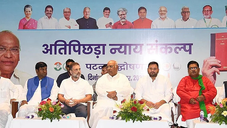 बिहार: चुनावी बिसात पर महागठबंधन और एनडीए-चुनाव आयोग गठजोड़ का मुकाबला !