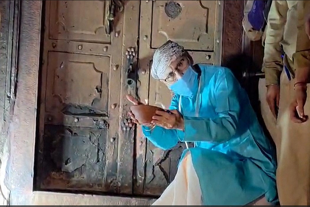 मथुरा में 54 साल बाद खुला बांके बिहारी मंदिर का तोष खाना, खजाने की जगह निकली ये चीज, सब रह गए हैरान