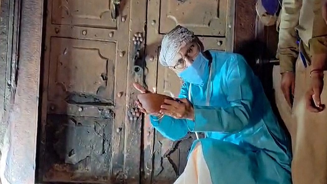 मथुरा में 54 साल बाद खुला बांके बिहारी मंदिर का तोष खाना, खजाने की जगह निकली ये चीज, सब रह गए हैरान