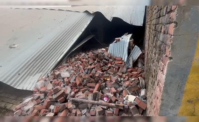 यूपी: एटा में दिवाली से पहले बड़ा हादसा, पटाखा गोदाम में धमाका के कारण 4 दुकानें ढहीं, एक की मौत, कई दबे