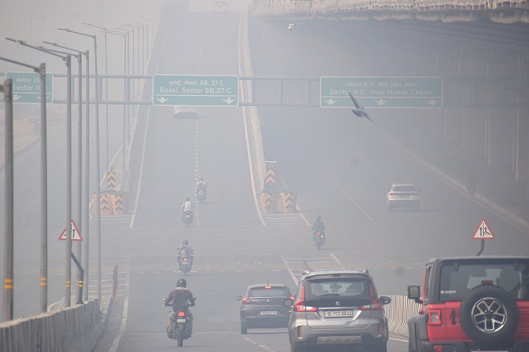 दिल्ली में दिवाली के बाद वायु प्रदूषण का कहर, आंखों में जलन, खांसी, जुकाम और अनिद्रा की समस्याएं बढ़ीं