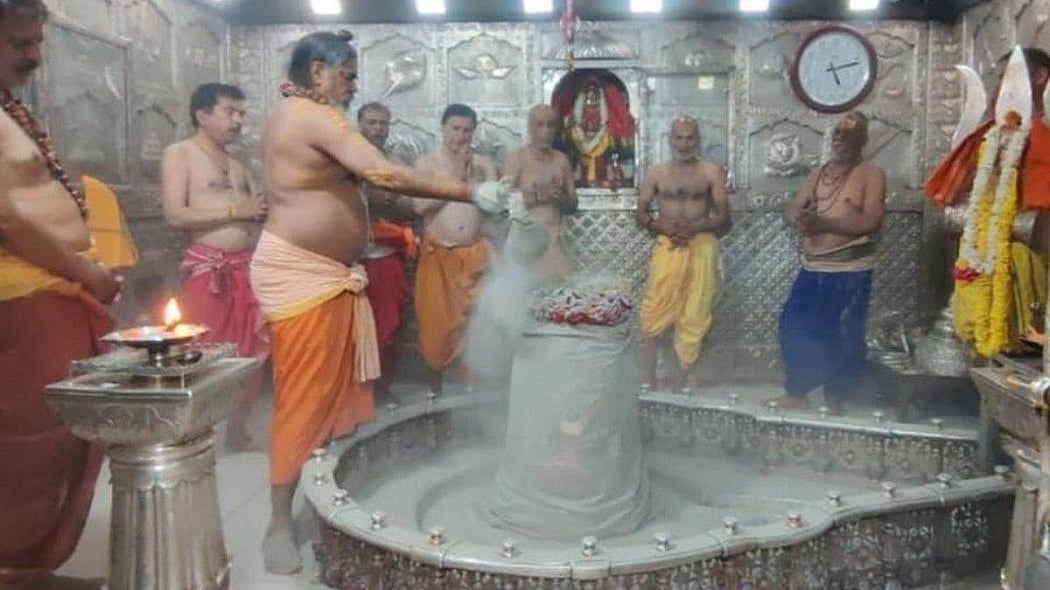 उज्जैन के महाकालेश्वर मंदिर के गर्भगृह में ड्रेस कोड को लेकर विवाद, महंतों और पुजारी में हुई धक्का-मुक्की 