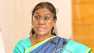 राष्ट्रपति द्रौपदी मुर्मू के हेलीकॉप्टर के पहिए गीले कंक्रीट में धंसे, टला बड़ा हादसा, सुरक्षा में चूक उजागर