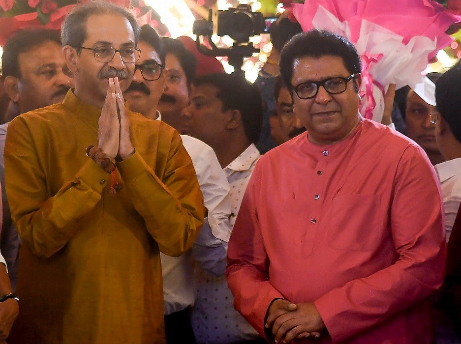 महाराष्ट्रः भाई दूज पर ठाकरे परिवार का फिर हुआ मिलन, उद्धव और राज बहन जयवंती के घर पहुंचे