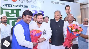 तेजस्वी होंगे महागठबंधन का सीएम चेहरा और मुकेश सहनी बनेंगे डिप्टी सीएम