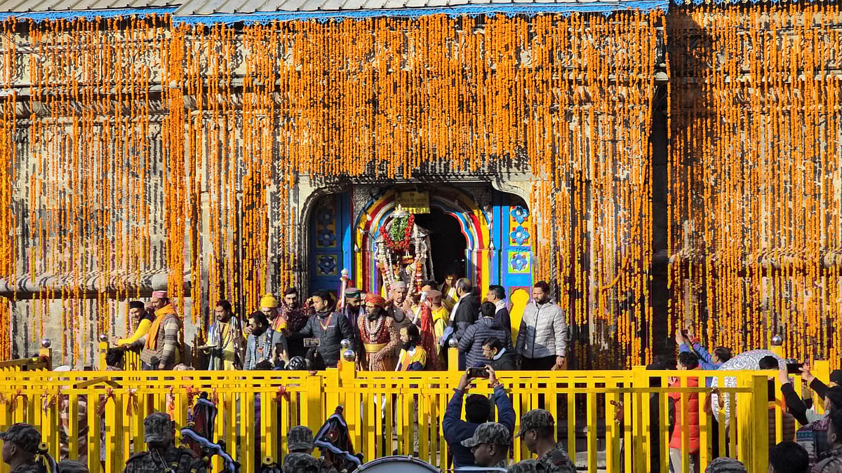 केदारनाथ धाम के कपाट शीतकाल के लिए बंद, हर हर महादेव के जयकारों के बीच बाबा केदार की डोली उखीमठ के लिए रवाना 