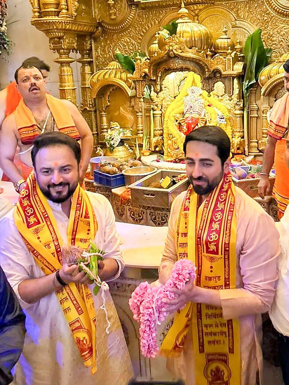 सिनेजीवन: सिद्धिविनायक मंदिर पहुंचे ‘थामा’ स्टार आयुष्मान खुराना और जान्हवी के फैमिली मेंबर के साथ था करण का रिलेशनशिप