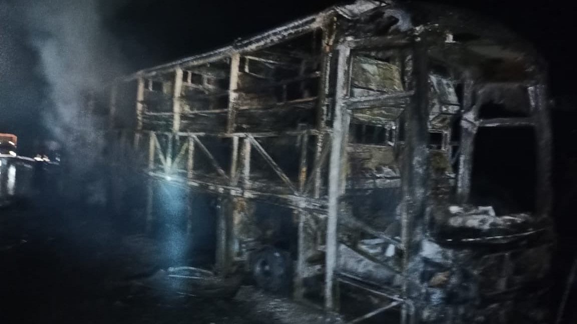 बेंगलुरु-हैदराबाद हाईवे पर भयावह दुर्घटना, बाइक से टक्कर के बाद बस में लगी आग, 20 लोगों की जलकर मौत