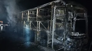 बेंगलुरु-हैदराबाद हाईवे पर भयावह दुर्घटना, बाइक से टक्कर के बाद बस में लगी आग, 20 लोगों की जलकर मौत