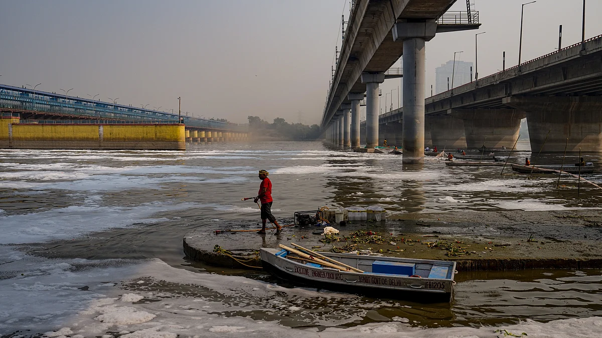 यमुना को झागमुक्त करने के लिए केमिकल्स का छिड़काव किया जा रहा है (फोटो सैजन्य एक्स : @ @TheDailyPioneer)