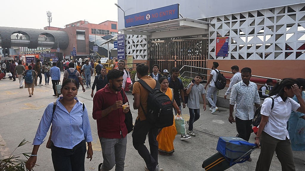 छठ के मौके पर अपने घरों को कूच करते दिल्ली के प्रवासी (फोटो : Getty Images)