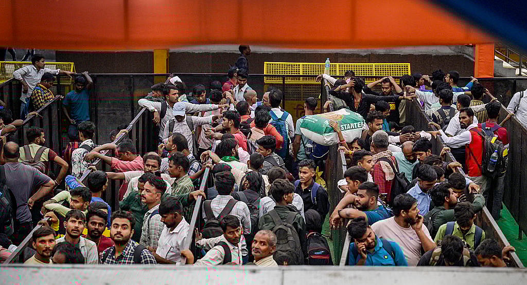 नई दिल्ली स्टेशन पर पूर्वांचल जाने वाली ट्रेनों में भीड़ 200 फीसदी तक बढ़ जाती है (फोटो - Getty Images)