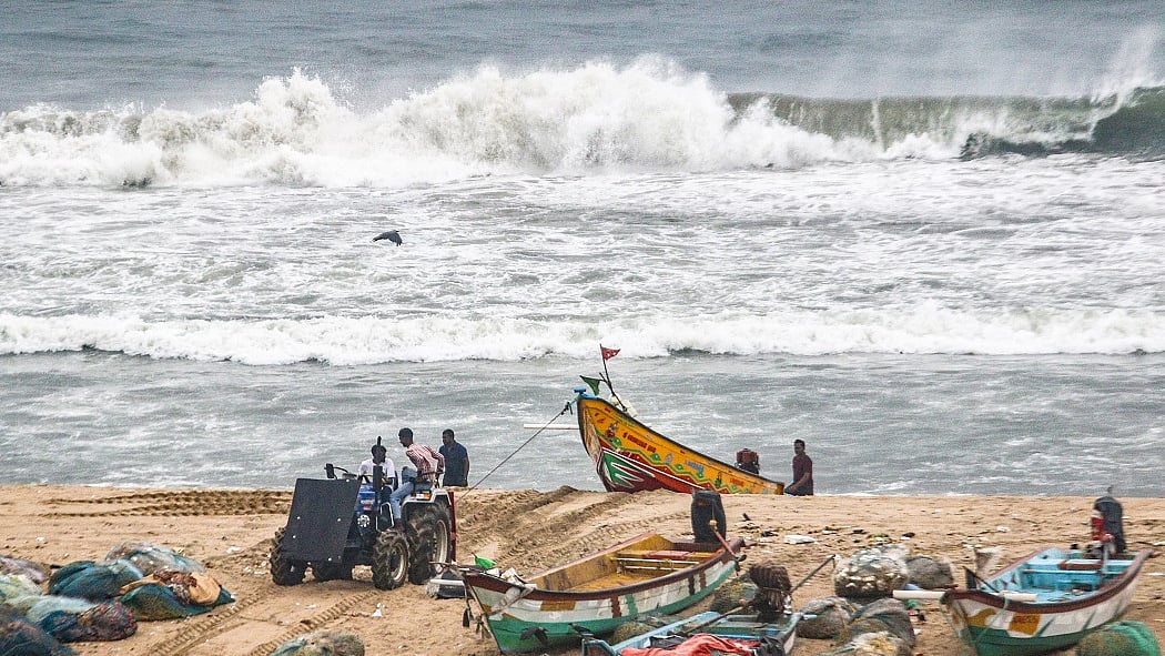आंध्र प्रदेश में चक्रवात मोंथा को लेकर अलर्ट, दक्षिण मध्य रेलवे ने रद्द की 72 ट्रेनें, देखें पूरी लिस्ट