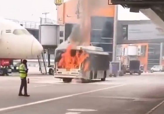 आईजीआई एयरपोर्ट के टर्मिनल 3 पर खड़ी बस में लगी आग