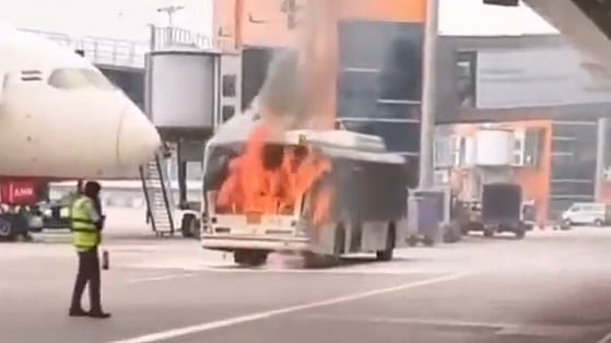 आईजीआई एयरपोर्ट के टर्मिनल 3 पर खड़ी बस में लगी आग