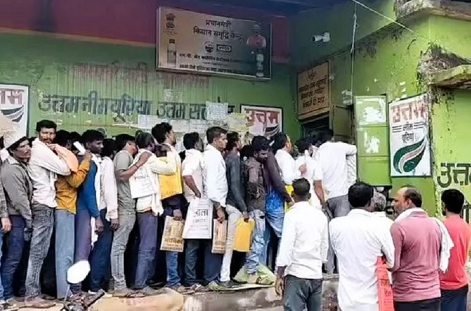 बुआई के मौसम में उर्वरक की किल्लत से जूझते किसान, बाढ़ की बर्बादी के बाद एक और संकट