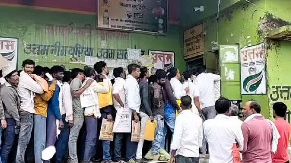 बुआई के मौसम में उर्वरक की किल्लत से जूझते किसान, बाढ़ की बर्बादी के बाद एक और संकट