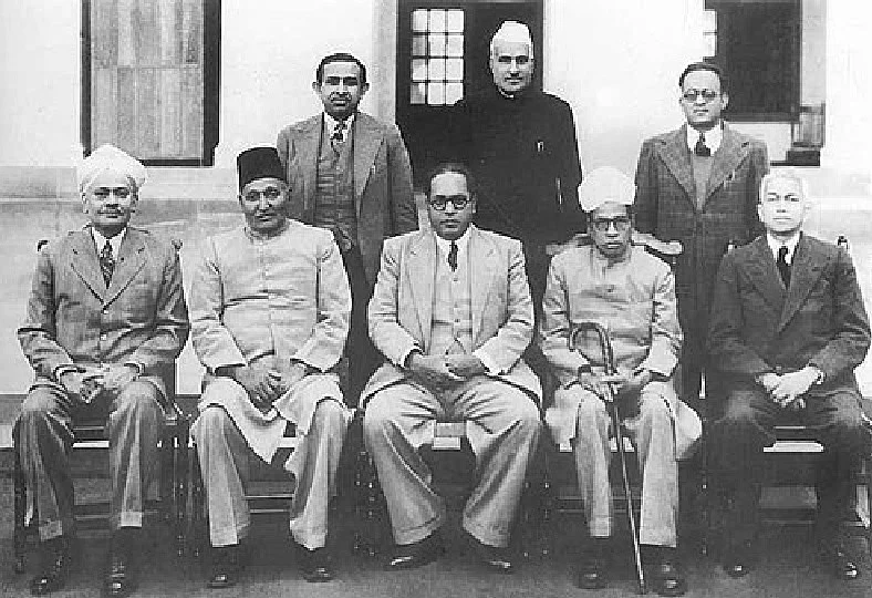 कौन हैं वे लोग जो आम्बेडकर को संविधान निर्माता मानने को तैयार नहीं !