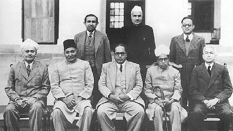 संविधान सभा की 1947 की फोटो। पहली पंक्ति में बीच में डॉ आम्बेडकर (फोटो - विकिपीडिया)