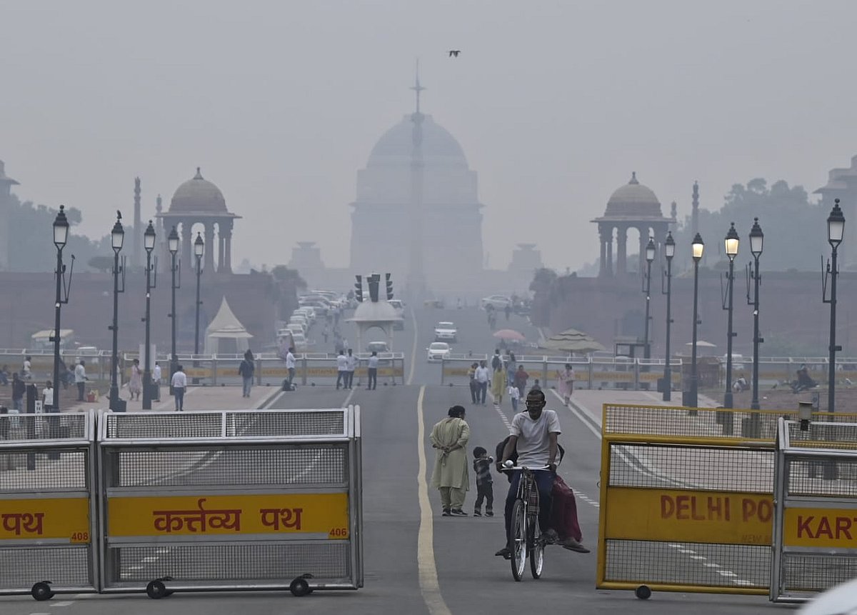 दिल्ली में सांसों पर संकट बरकरार, आज भी कई इलाकों में AQI 400 के पार, घुट रहा है दम