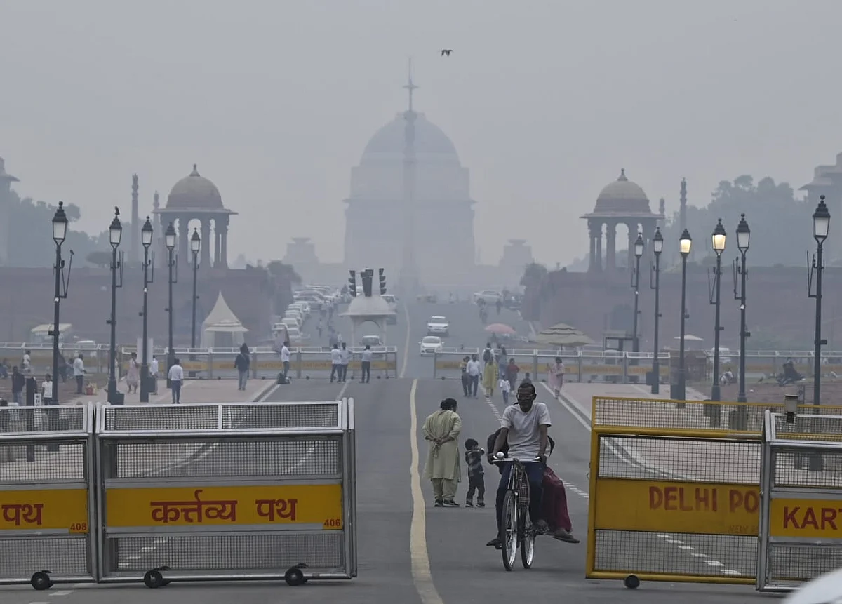 दिल्ली-NCR में प्रदूषण ने लिया विकराल रूप, आज भी AQI 400 के पार, लोगों के स्वास्थ्य पर गंभीर संकट