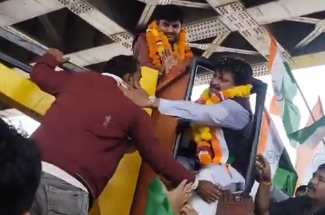 मध्य प्रदेश: क्रेन में फंसे बीजेपी सांसद तो ऑपरेटर को जड़ दिया थप्पड़, वीडियो हुआ वायरल