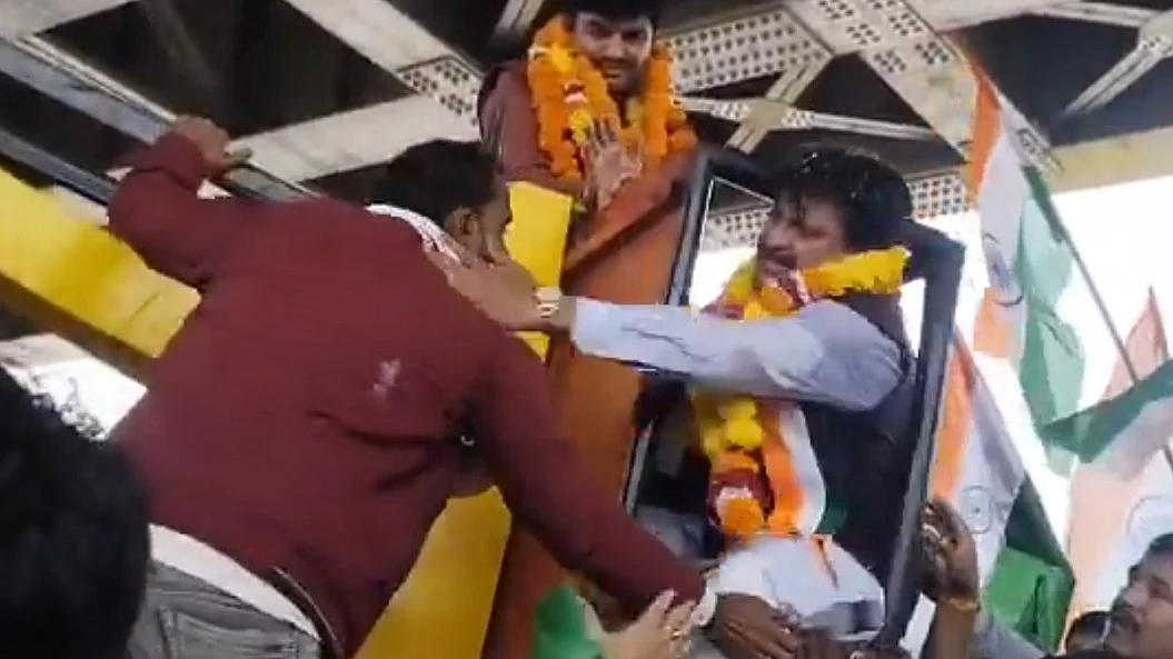 मध्य प्रदेश: क्रेन में फंसे बीजेपी सांसद तो ऑपरेटर को जड़ दिया थप्पड़, वीडियो हुआ वायरल