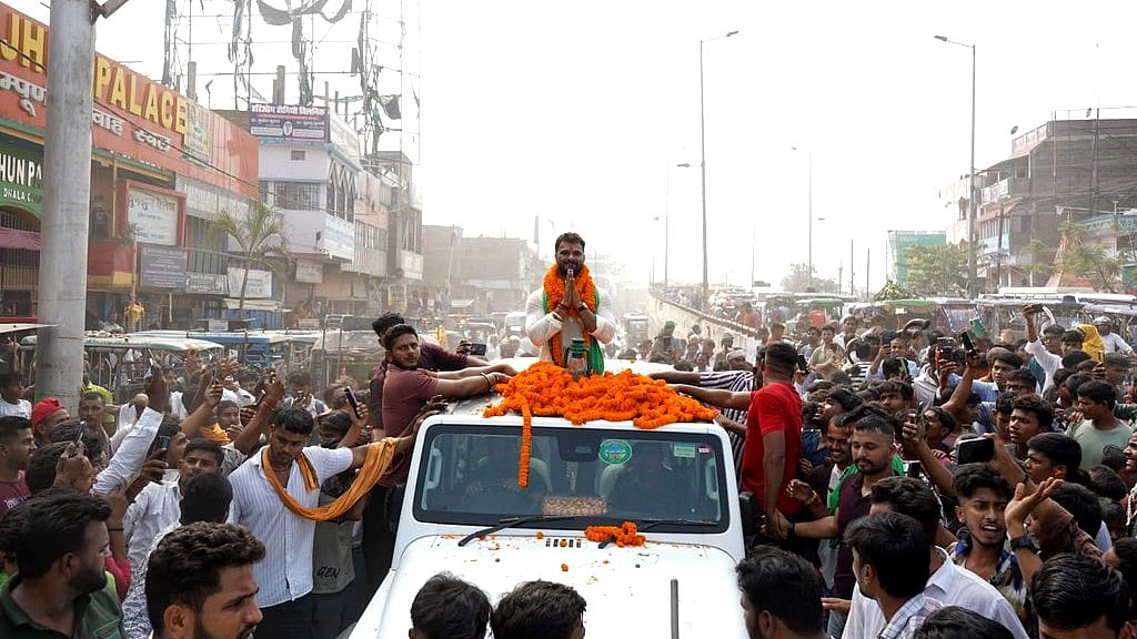 छपरा में चुनाव प्रचार करते आजेडी उम्मीदवार खेसारी लाल यादव (फोटो सौजन्य एक्स - @khesariLY)