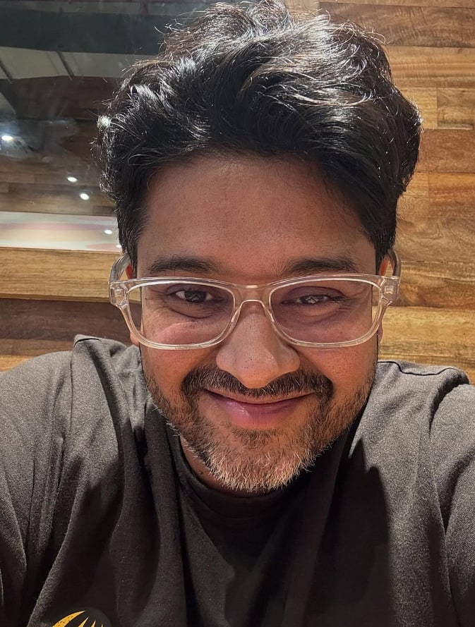 सिनेजीवन: शाहरुख ने अपने जन्मदिन से पहले फैंस को दिया तोहफा और एक्ट्रेस श्रद्धा दास ने बताया सफलता का मंत्र