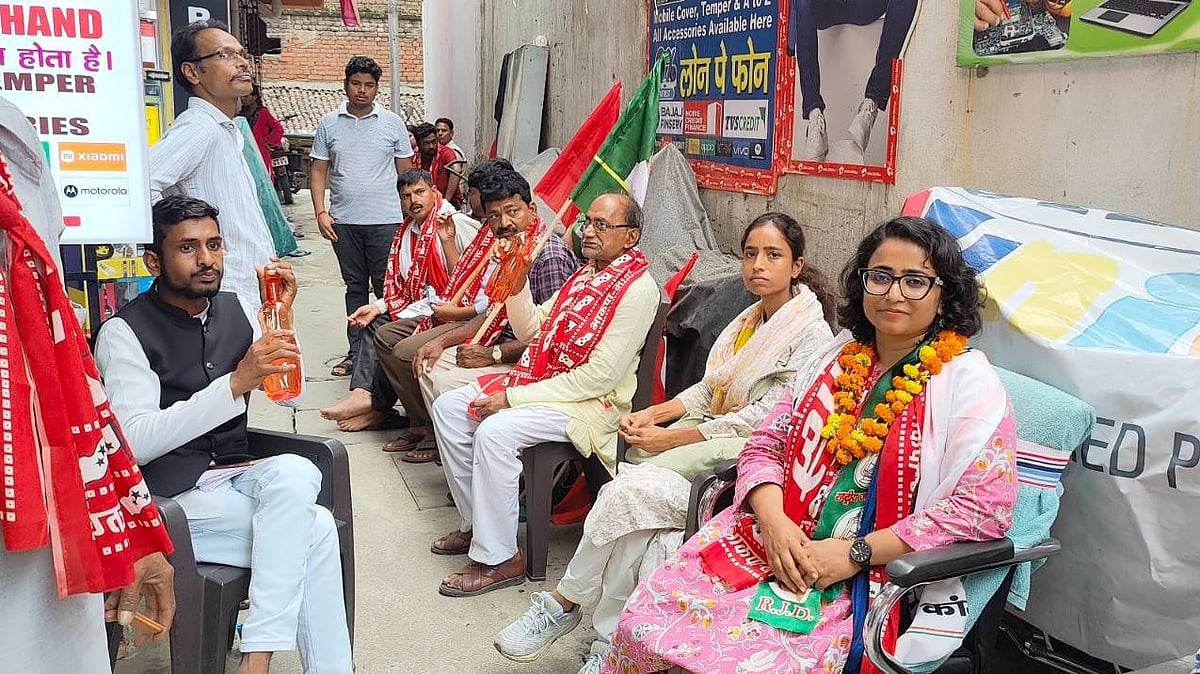 दीघा में प्रचार के दौरान पार्टी कार्यकर्ताओं के साथ विमर्श करती सीपीआई-माले उम्मीदवार दिव्या गौतम (फोटो -विश्वदीपक)