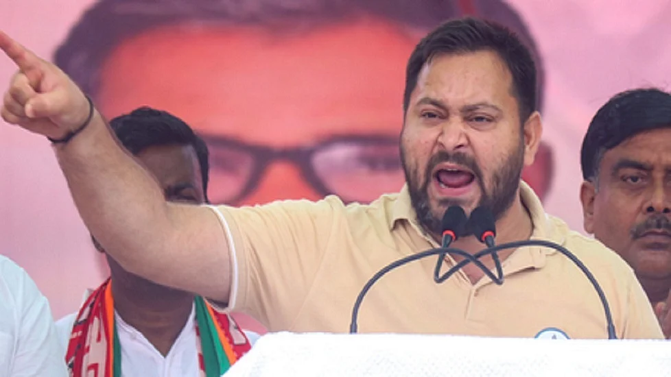चुनाव आयोग मर चुका है क्या? तेजस्वी ने खुलेआम हिंसा और महिलाओं को पैसे भेजने पर उठाया सवाल
